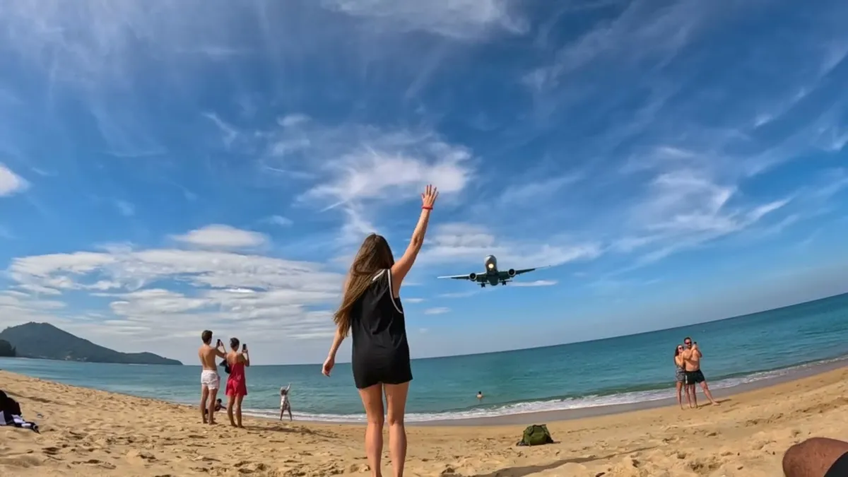 Phuket | Beach with airplanes, next to the runway
